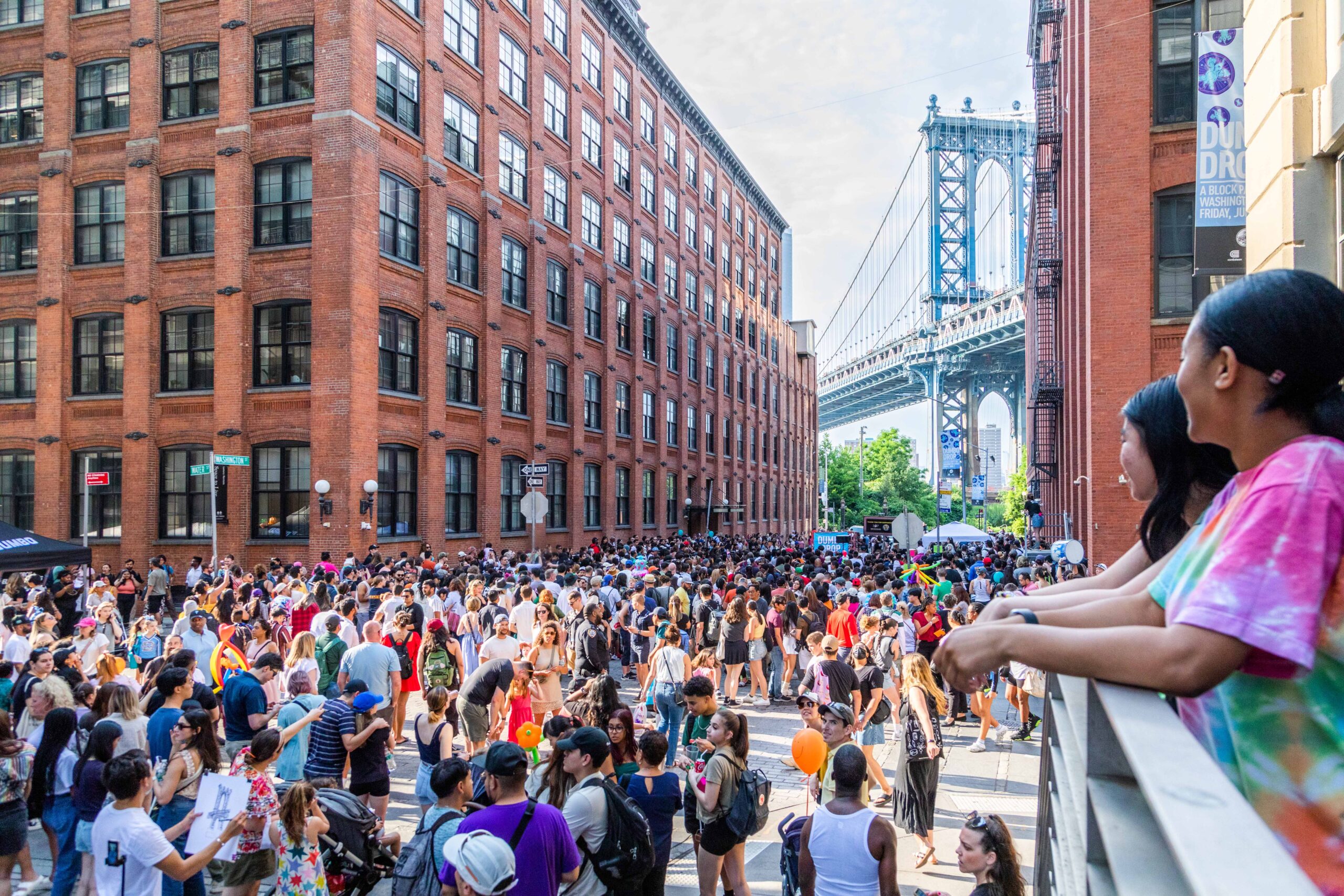 #NYC #Brooklyn #DUMBO #Dumbo #BrooklynBridge #Bridge #Washington #Legos #Tiger #BrooklynBridgeParents #2023 #Archway #Kids #DUMBODROP #Crowd #Art